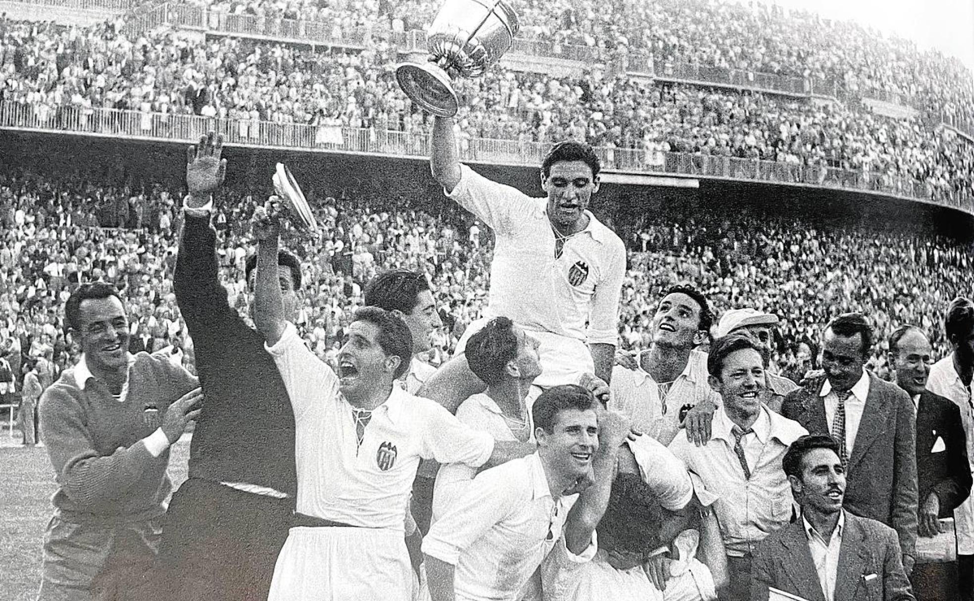 El capitán Monzó es alzado a hombros con la Copa en su mano derecha.