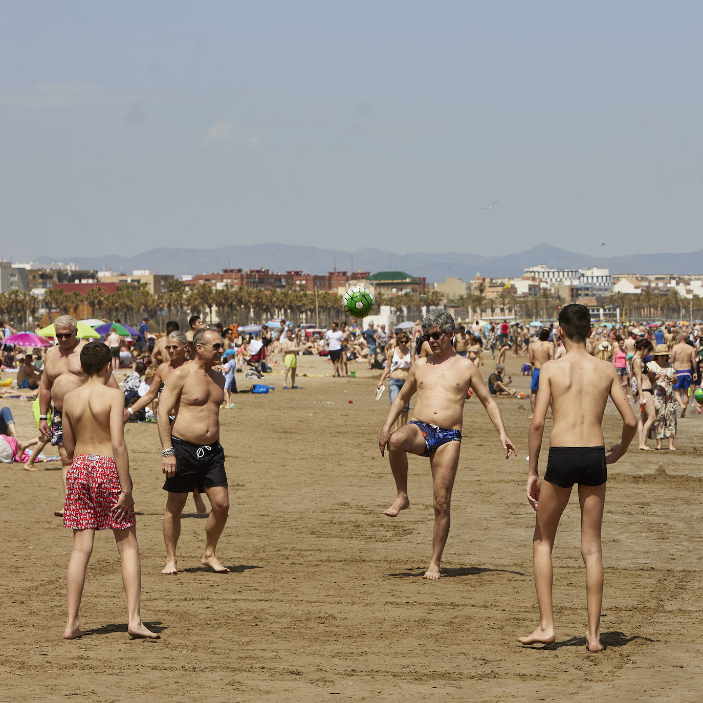 Fotos: Playas y terrazas de Valencia llenas en la Semana Santa más turística en 4 años