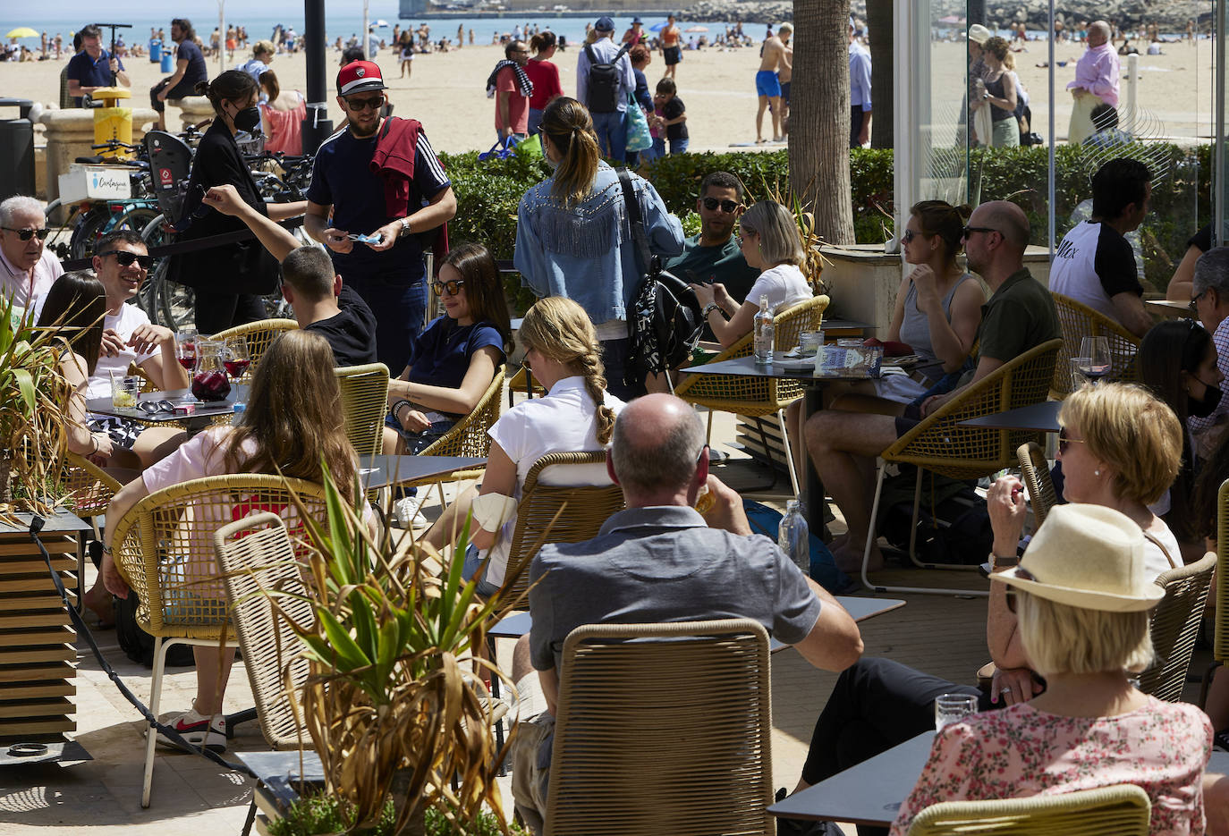 Fotos: Playas y terrazas de Valencia llenas en la Semana Santa más turística en 4 años