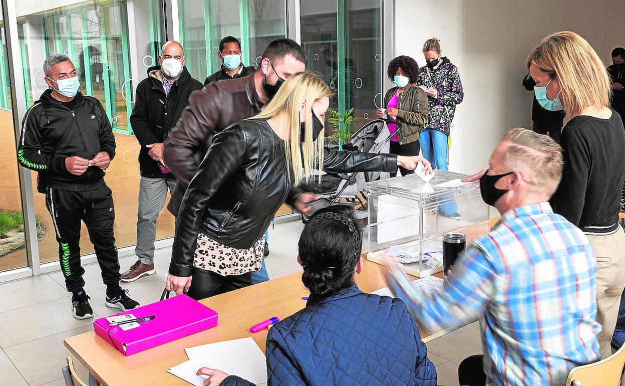 Consulta en el colegio Les Arts de Valencia, donde la propuesta de jornada continua no fue refrendada. 