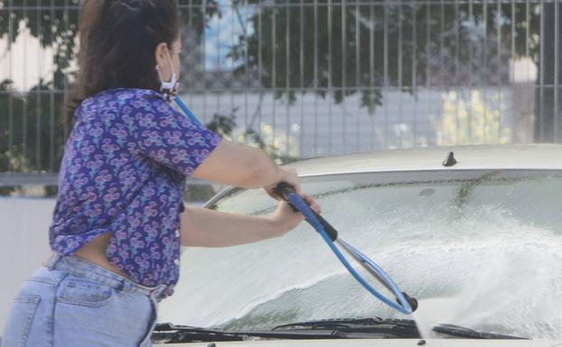 El desconocido multazo por lavar el coche en la calle