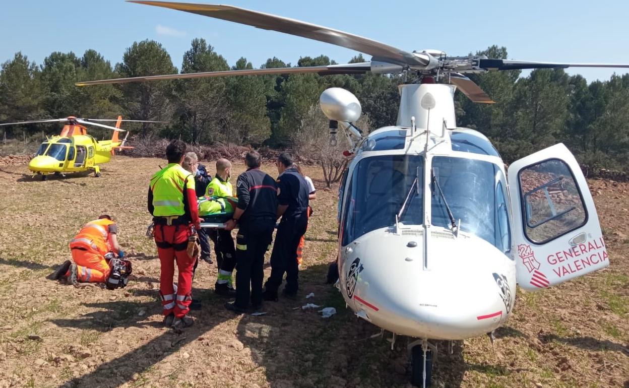 Dos helicópteros, bomberos y sanitarios movilizados para rescatar a otro barranquista herido este lunes en Castillo de Villamalefa. 