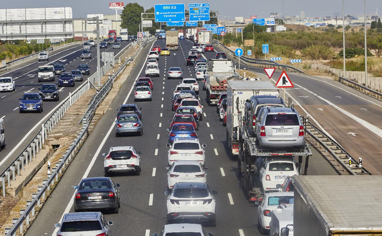 Vehículos detenidos en una de las salidas de Valencia en la operación especial del pasado agosto. 