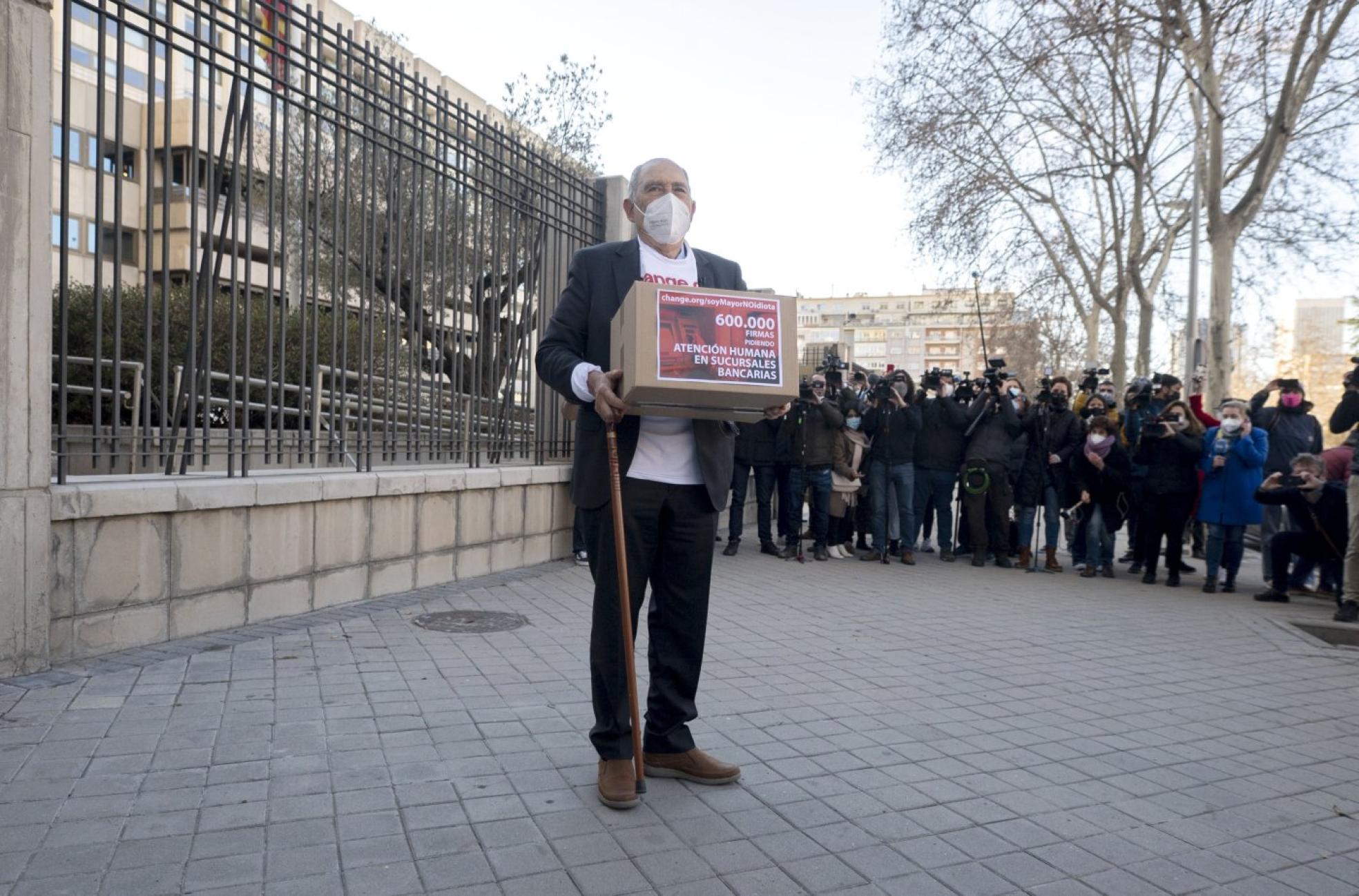 Expectación. El 8 de febrero, cuando presentó las 600.000 firmas reclamando a los bancos en el Ministerio. 