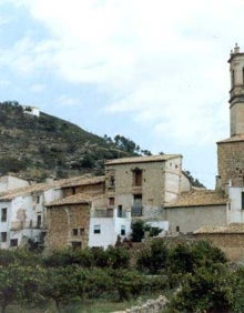 Imagen secundaria 2 - Interior de una torre, un muro del castillo e iglesia de Murla, muy parecida al castillo. LP