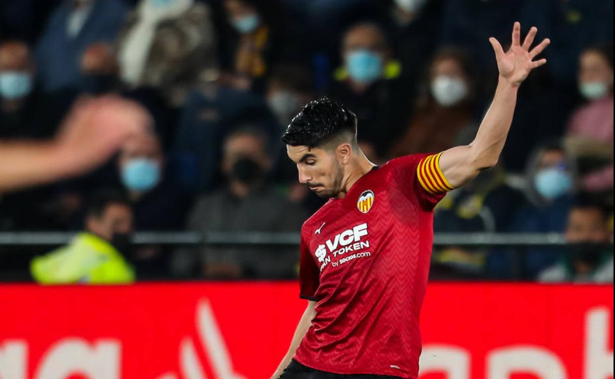 Carlos Soler, durante el encuentro frente al Villarreal. 