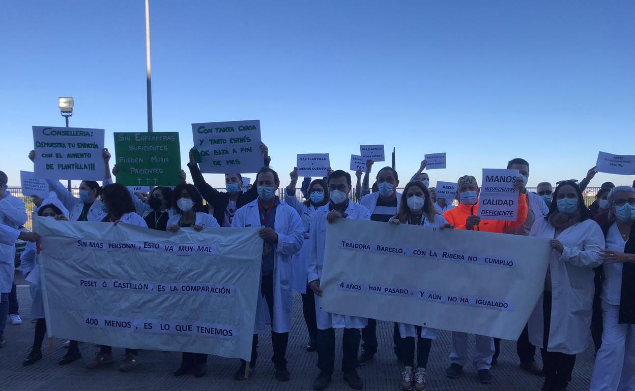 Protesta de trabajadores en el Hospital de la Ribera. 