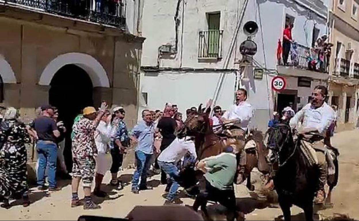 La mujer arrollada por un caballo en Arroyo de la Luz continúa grave