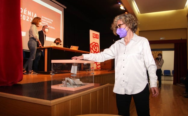 Momento en el que ha votado Paqui Viciano, exalcaldesa de Dénia. 