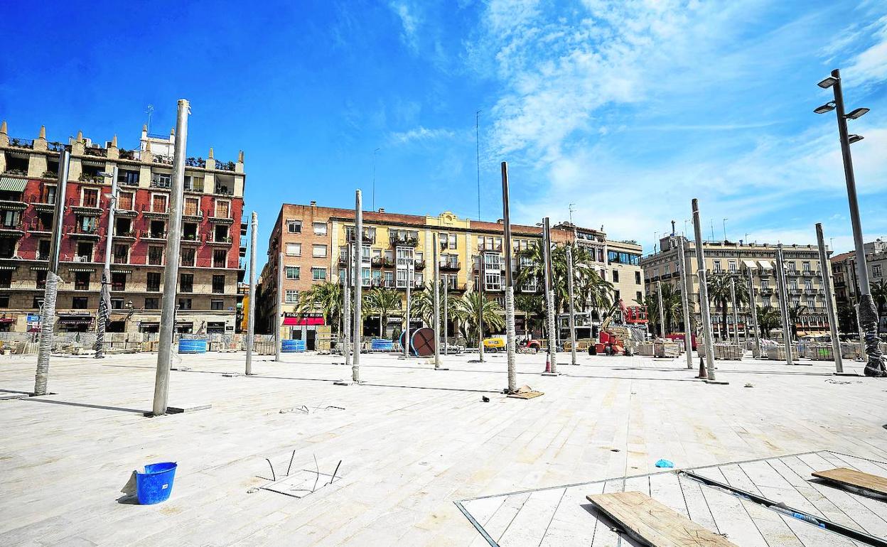 La explanada central de la plaza de la Reina, con los postes que aguantarán los toldos.