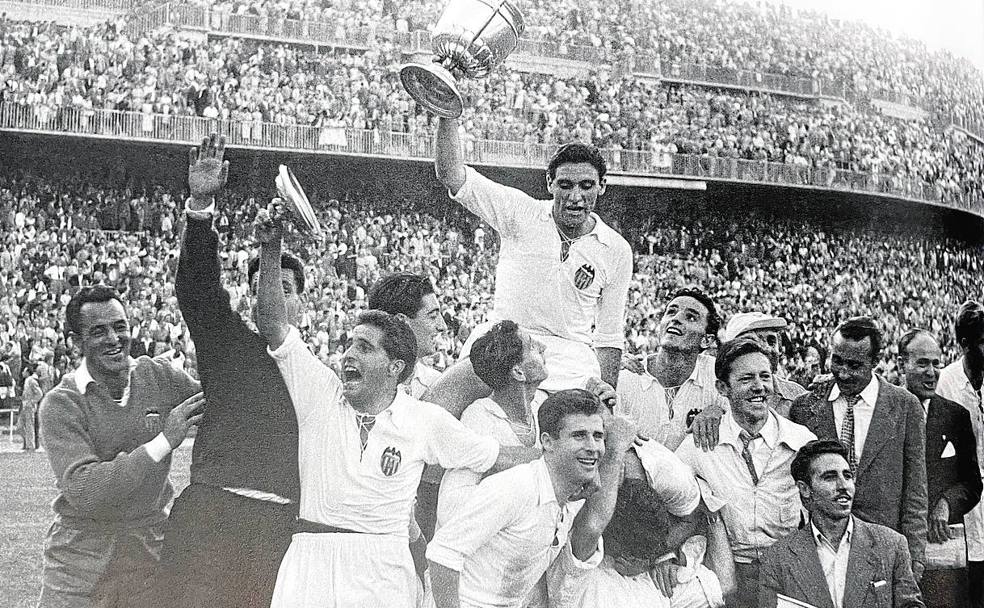 El Valencia se proclamó campeón de Copa por tercera vez al imponerse al Barcelona en la final de 1954 por 3-0 en el estadio de Chamartín, con goles de Fuertes (2) y Badenes. 