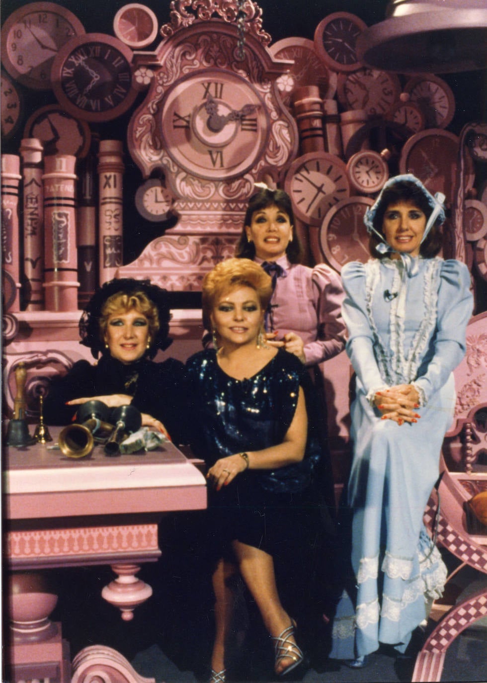 Mayra Gómez-Kemp junto a las Tacañonas (Paloma, Teresa y Fernanda Hurtado)