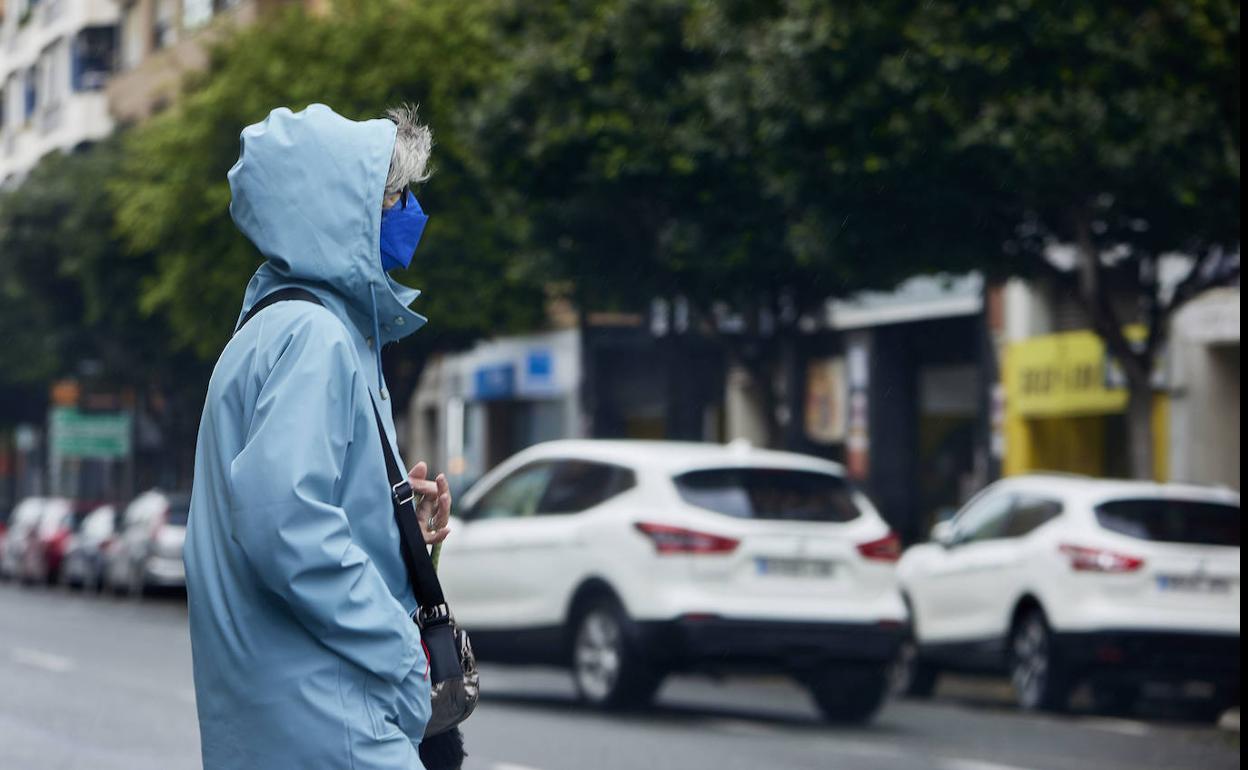 Una mujer se protege de la lluvia. 