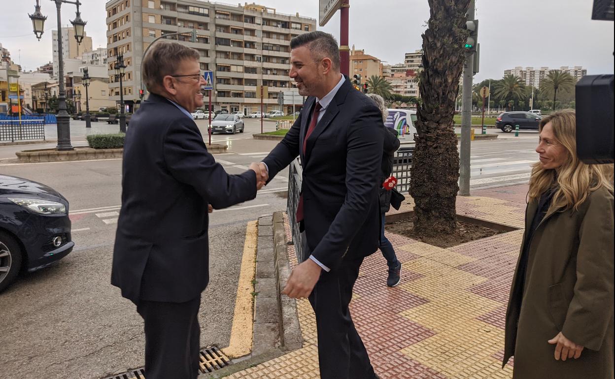 Puig saluda al alcalde de Cullera en su visita a la ciudad. 