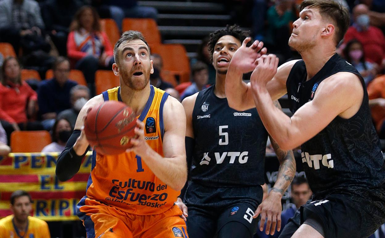 Víctor Claver, durante el partido ante el Hamburg Towers.