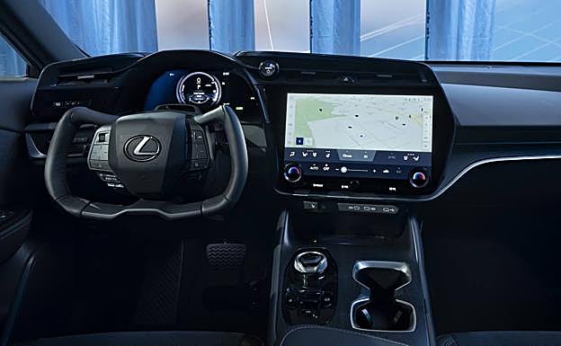 La mayor novedad en el interior es el volante, que puede realizar todas las maniobras con un movimiento de hasta 150 grados. 