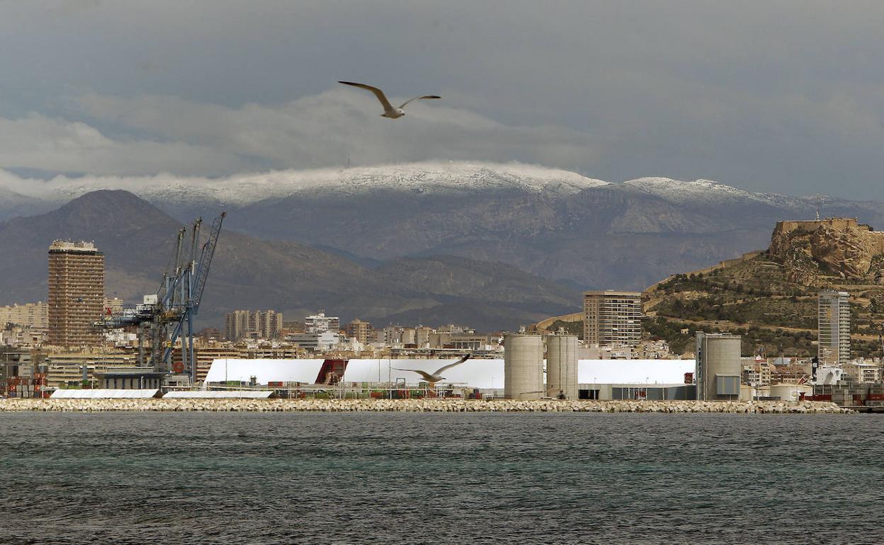 Frío, lluvia y nieve en Alicante | El temporal provoca una manga marina en la costa de Torrevieja, rayos en Alicante y nieve en la Serrella