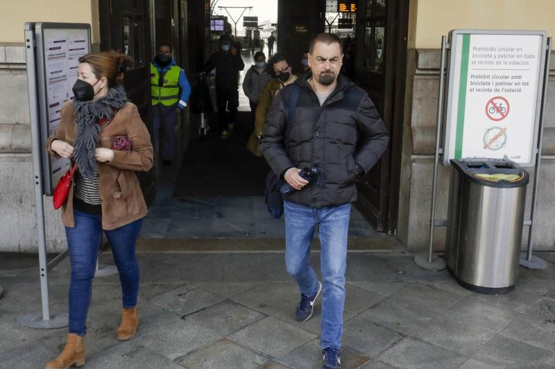 Personas con mascarilla en Valencia esta mañana.