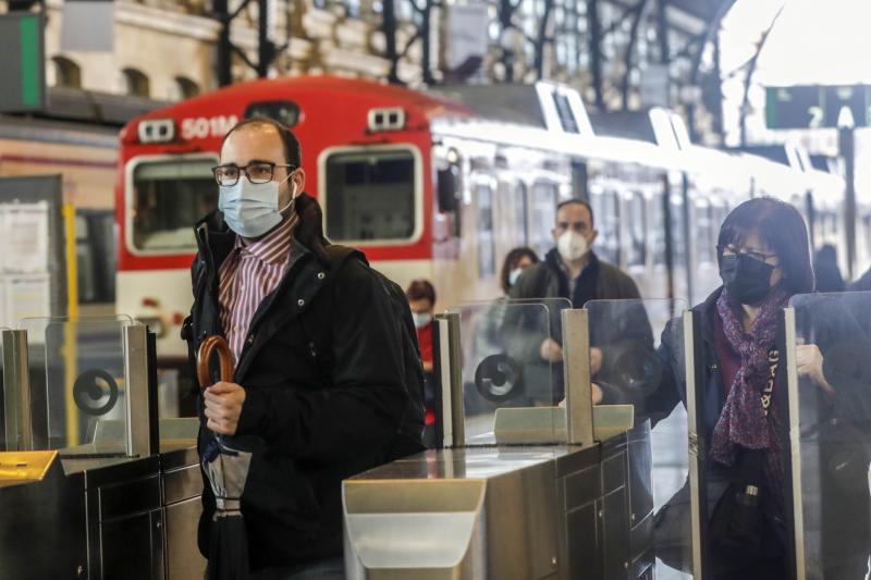 Personas con mascarilla en Valencia esta mañana.