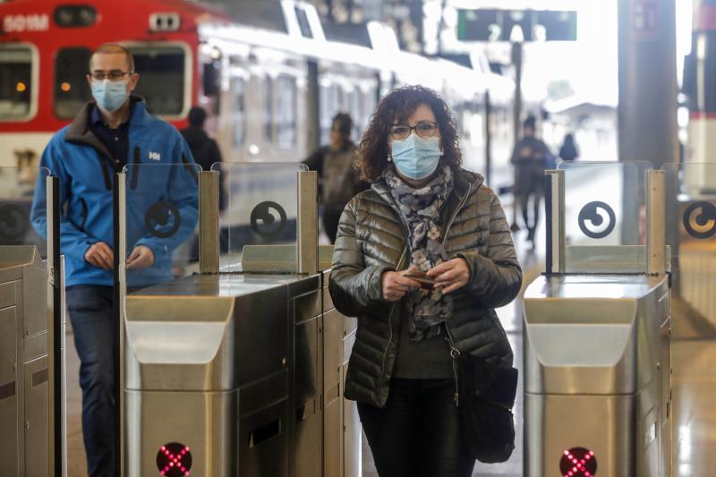 Personas con mascarilla en Valencia esta mañana.