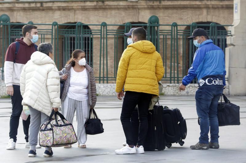 Personas con mascarilla en Valencia esta mañana.