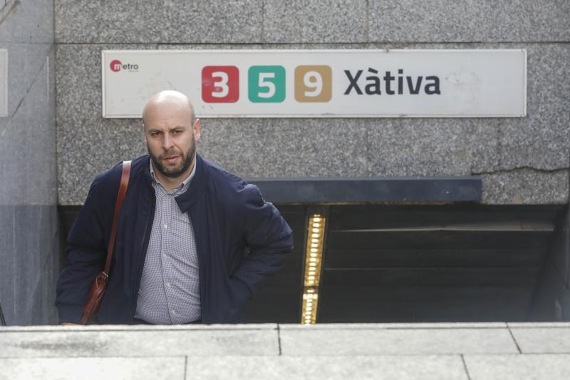 Personas con mascarilla en Valencia esta mañana.