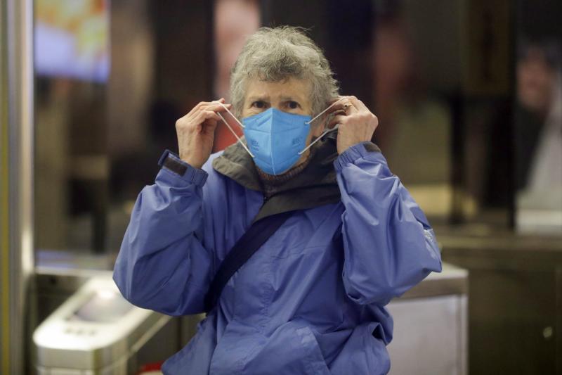 Personas con mascarilla en Valencia esta mañana.