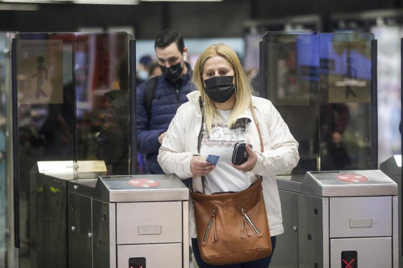 Personas con mascarilla en Valencia esta mañana.