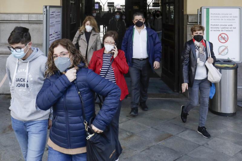 Personas con mascarilla en Valencia esta mañana.