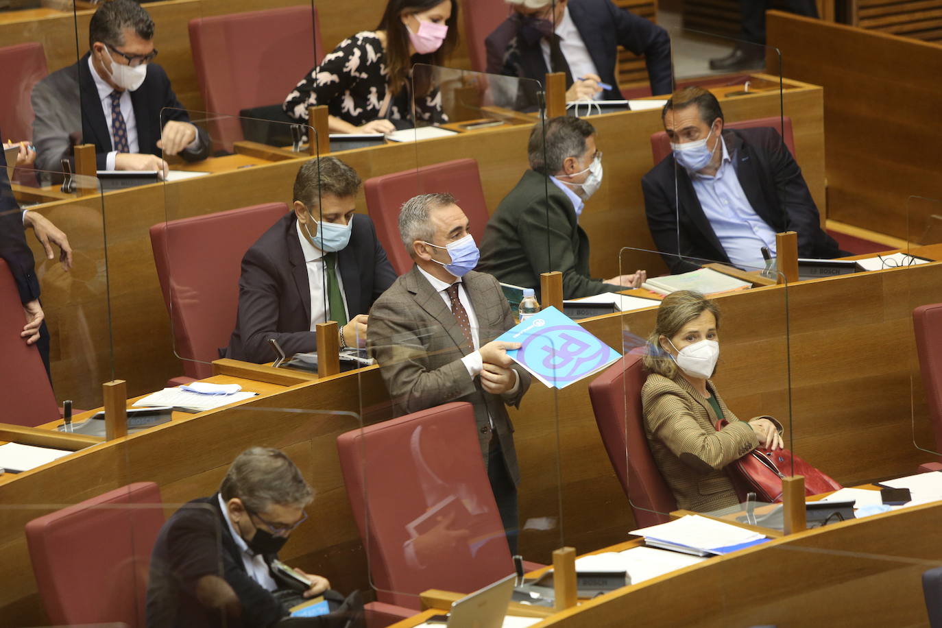 Imágenes del pleno de Les Corts del 20 de abril de 2022. 