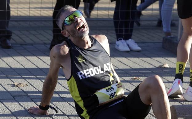 Uno de los participantes del Medio Maratón de Valencia, exhausto tras cruzar la línea de meta. 