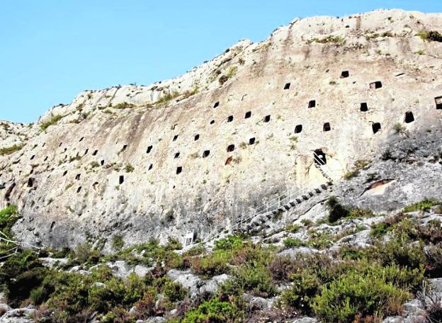 En el interior de les Covetes dels Moros 