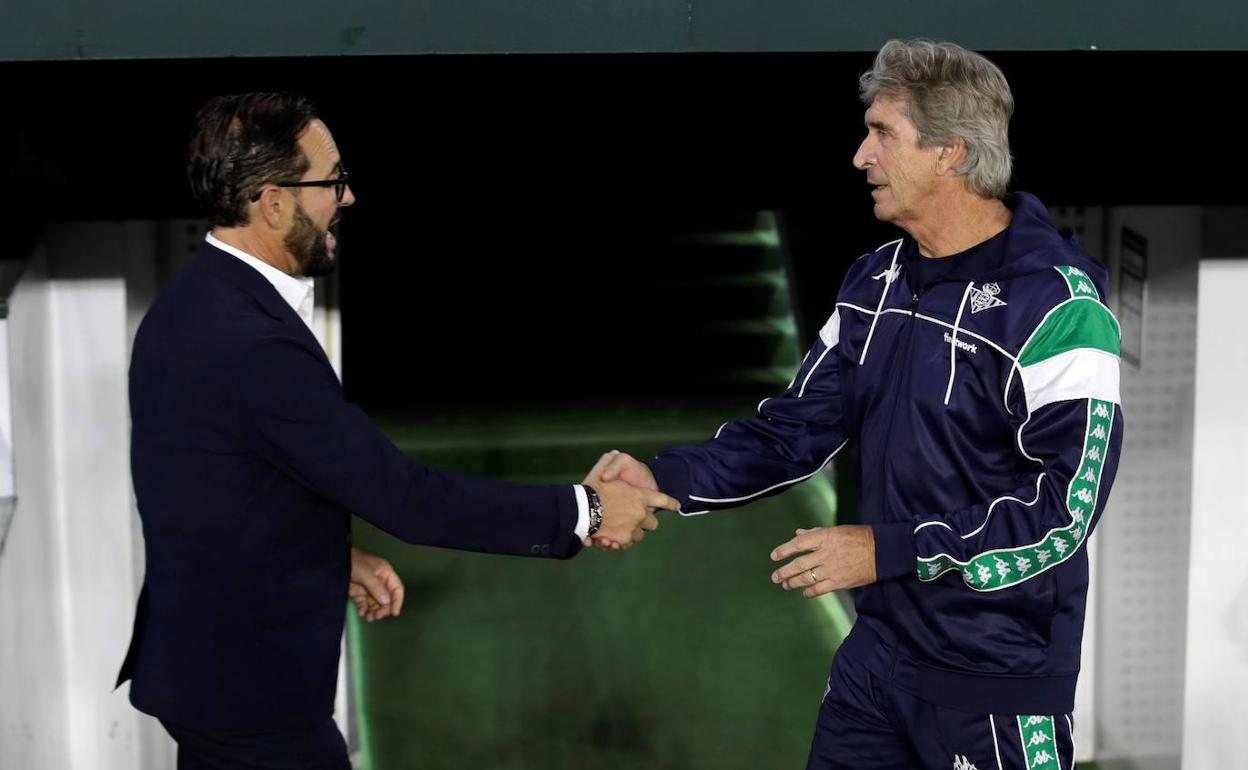 Bordalás y Pellegrini se saludan antes de un partido.