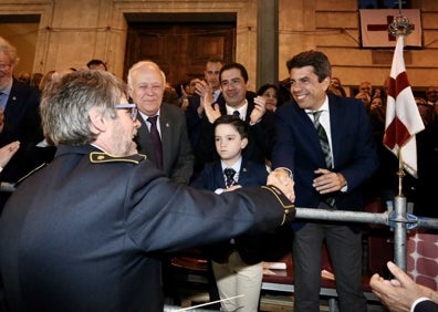 Imagen secundaria 1 - La interpretación del Himno da inicio a las Fiestas de Alcoi