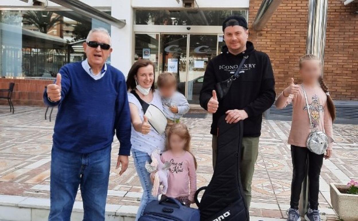 La familia Naumanova siendo recogida en San Juan por un integrante de la asociación 'Tareg'. 