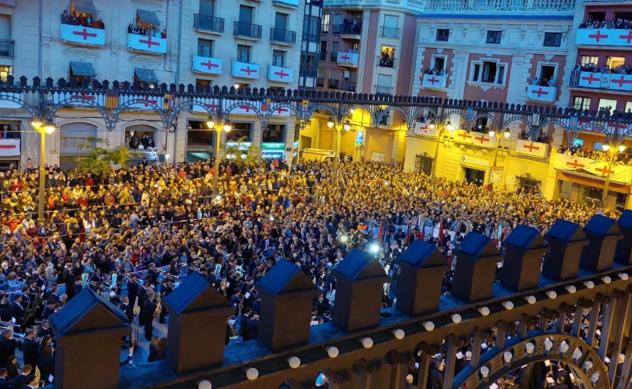 La plaza de España, repleta de gente para entonar el himno. 