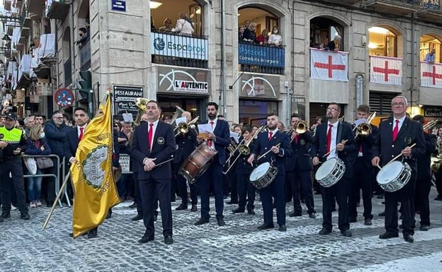 Imagen principal - La interpretación del Himno da inicio a las Fiestas de Alcoi