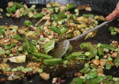 Imagen secundaria 1 - Ingredientes de la paella, momento en el que se sofríen las habas y vainas y una flor con harina de fava. 