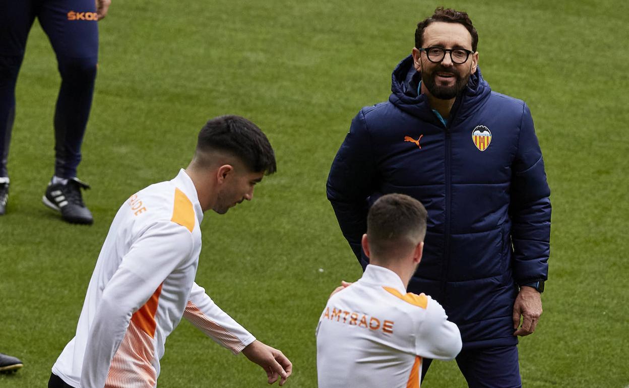 José Bordalás, durante el entrenamiento en el estadio de La Cartuja. 