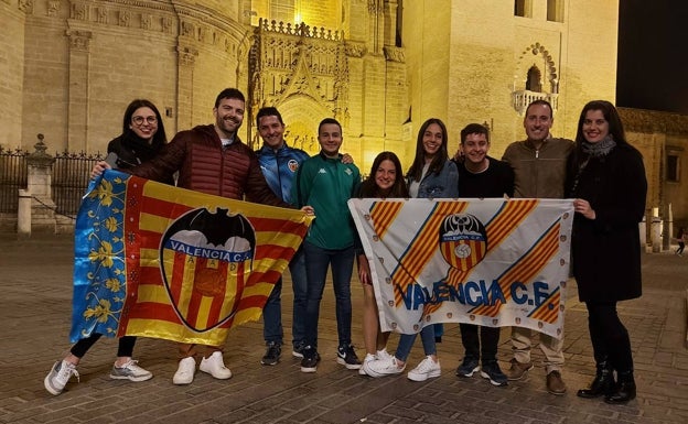 Un grupo de valencianistas, la noche del jueves en la Giralda 