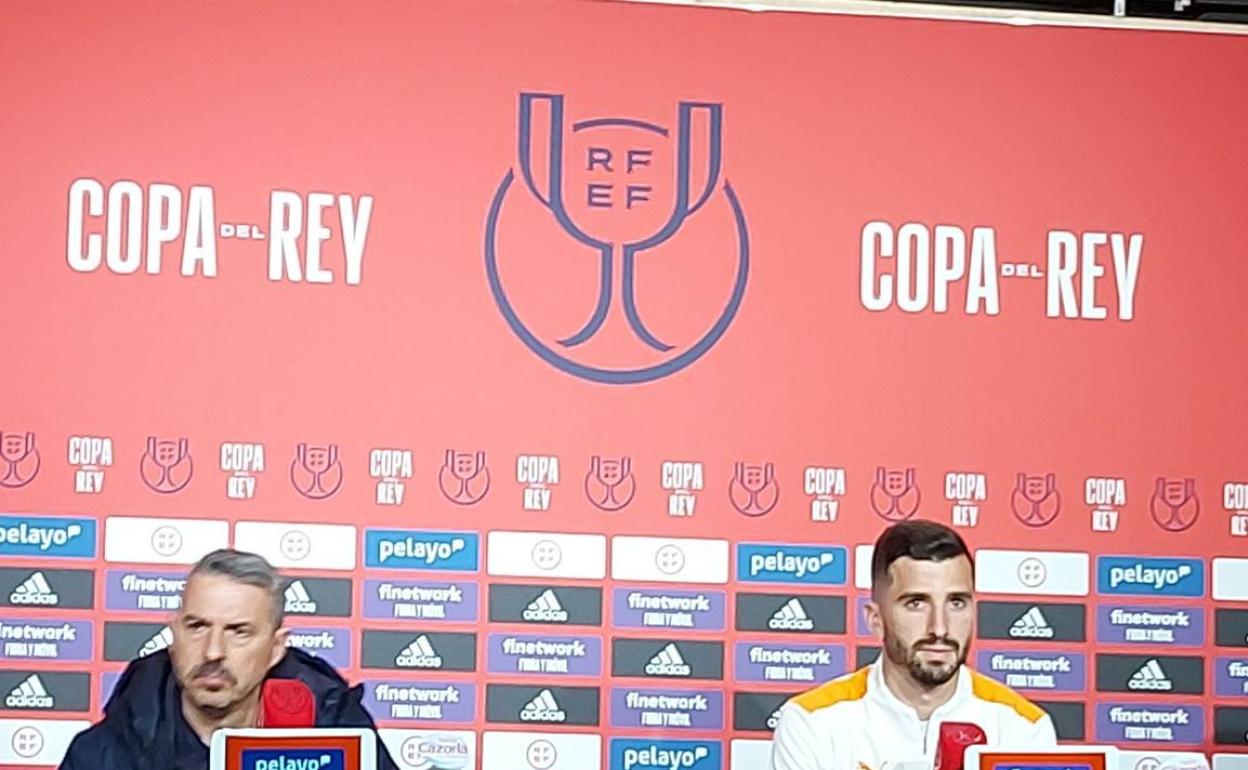 José uis Gayà, a la derecha, durante su rueda de prensa.