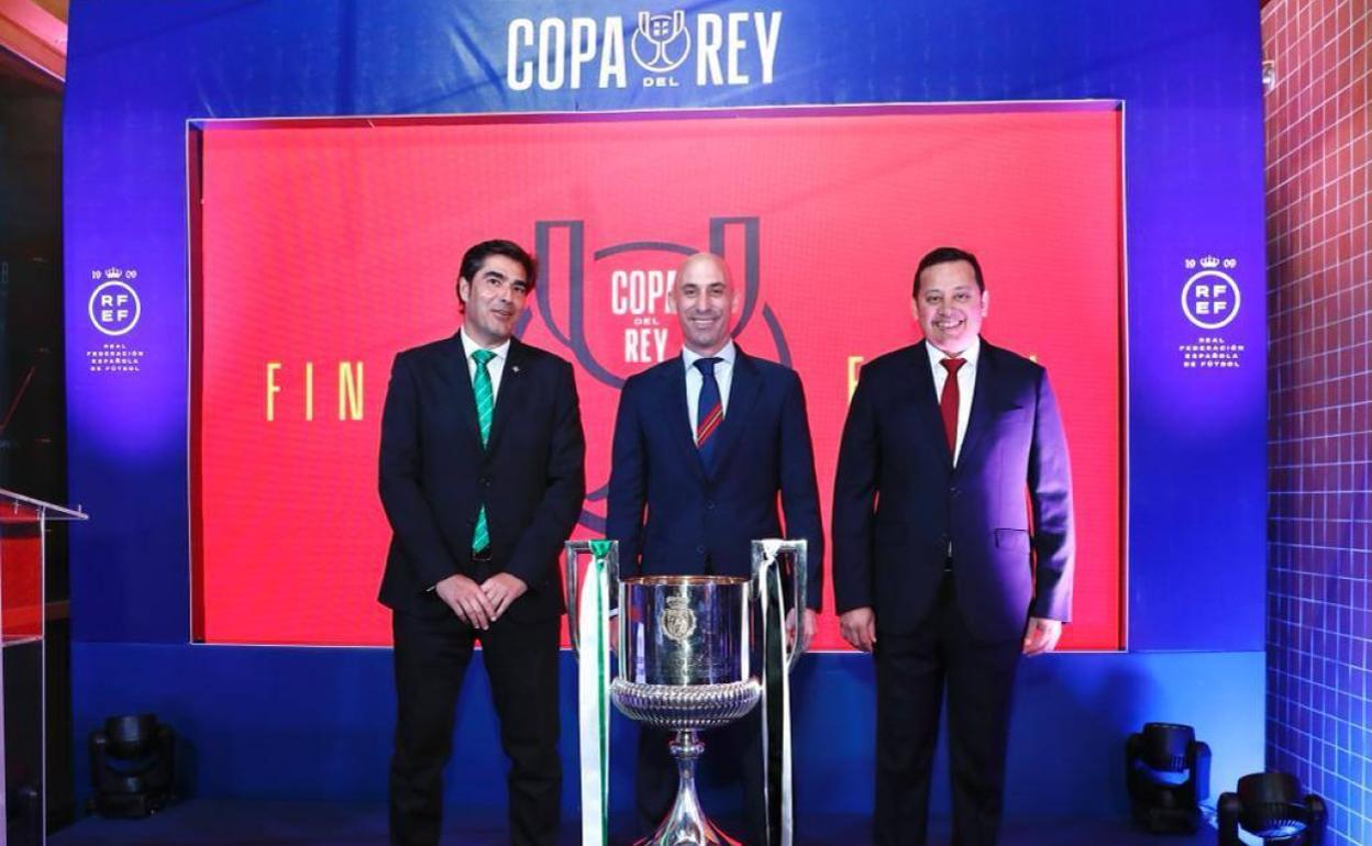 Haro, presidente del Betis, Rubiales y Murthy, en la cena de gala con el trofeo de la Copa. 