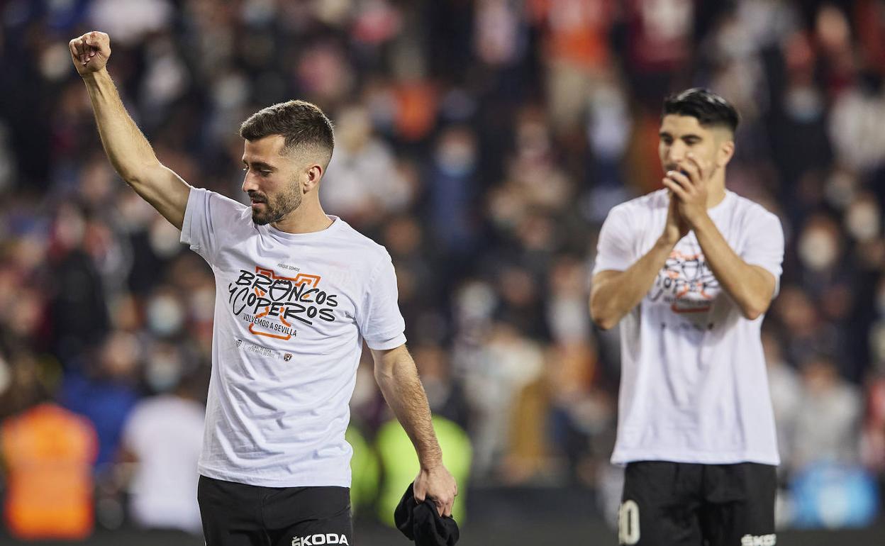 Gayà y Carlos Soler, a la conclusión del partido en el que el Valencia se clasificó para la final. 