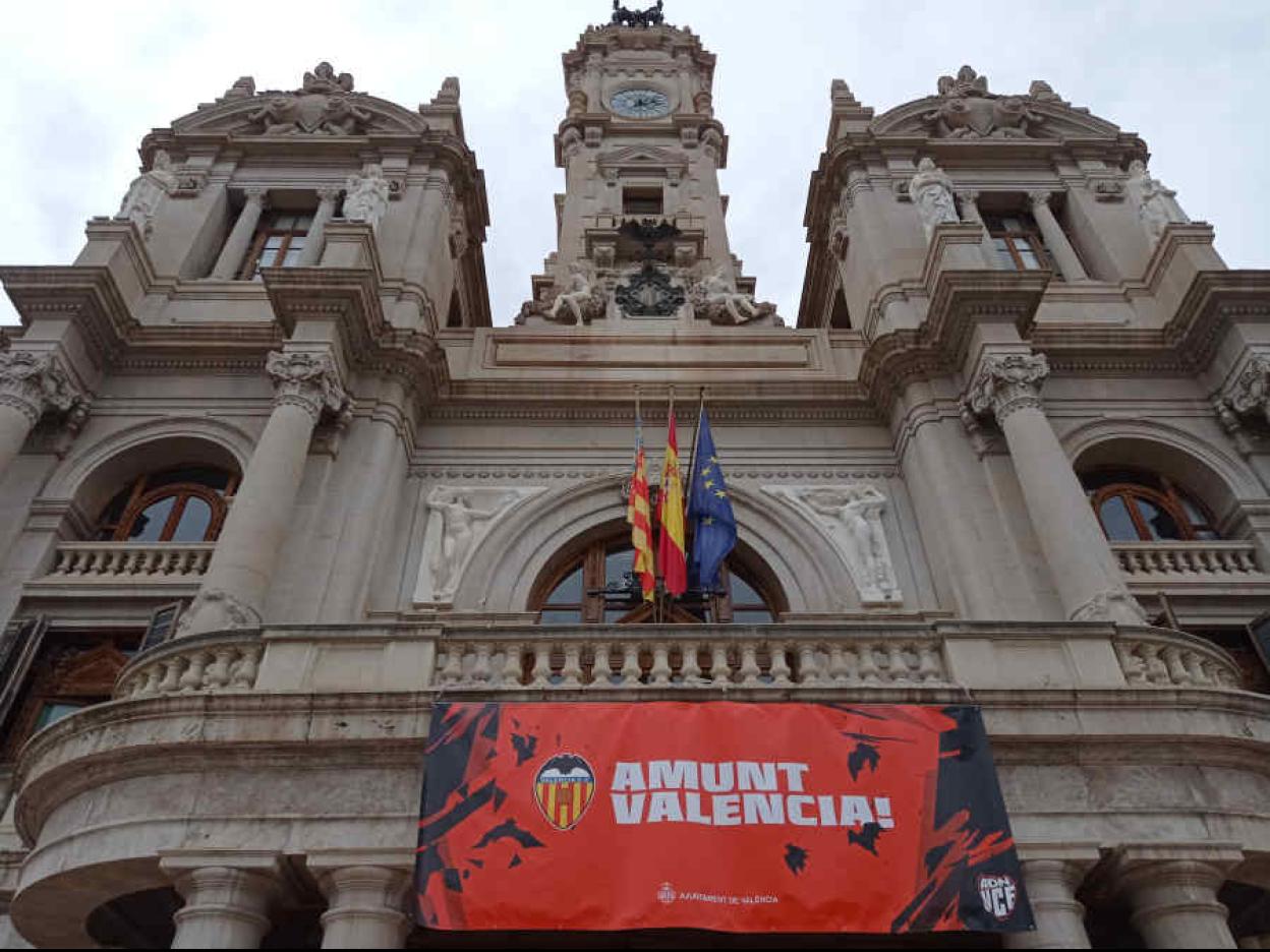 Pancarta en el Ayuntamiento de Valencia.