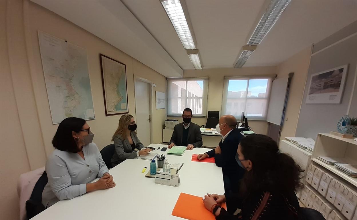 Momento de la reunión entre los responsables municipales y de la conselleria de Educación. 