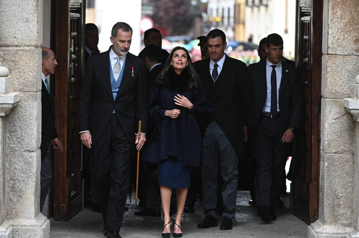 Fotos: La reina Letizia, con un sobrio y entallado vestido azul marino para la entrega de los Premios Cervantes