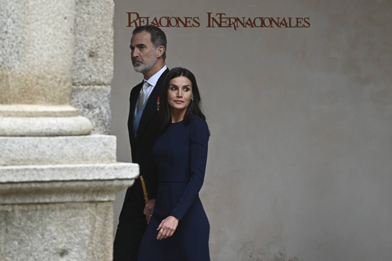 Fotos: La reina Letizia, con un sobrio y entallado vestido azul marino para la entrega de los Premios Cervantes