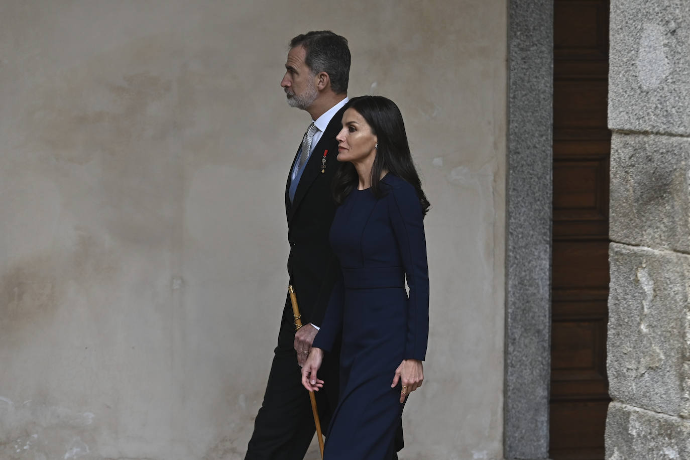 Fotos: La reina Letizia, con un sobrio y entallado vestido azul marino para la entrega de los Premios Cervantes