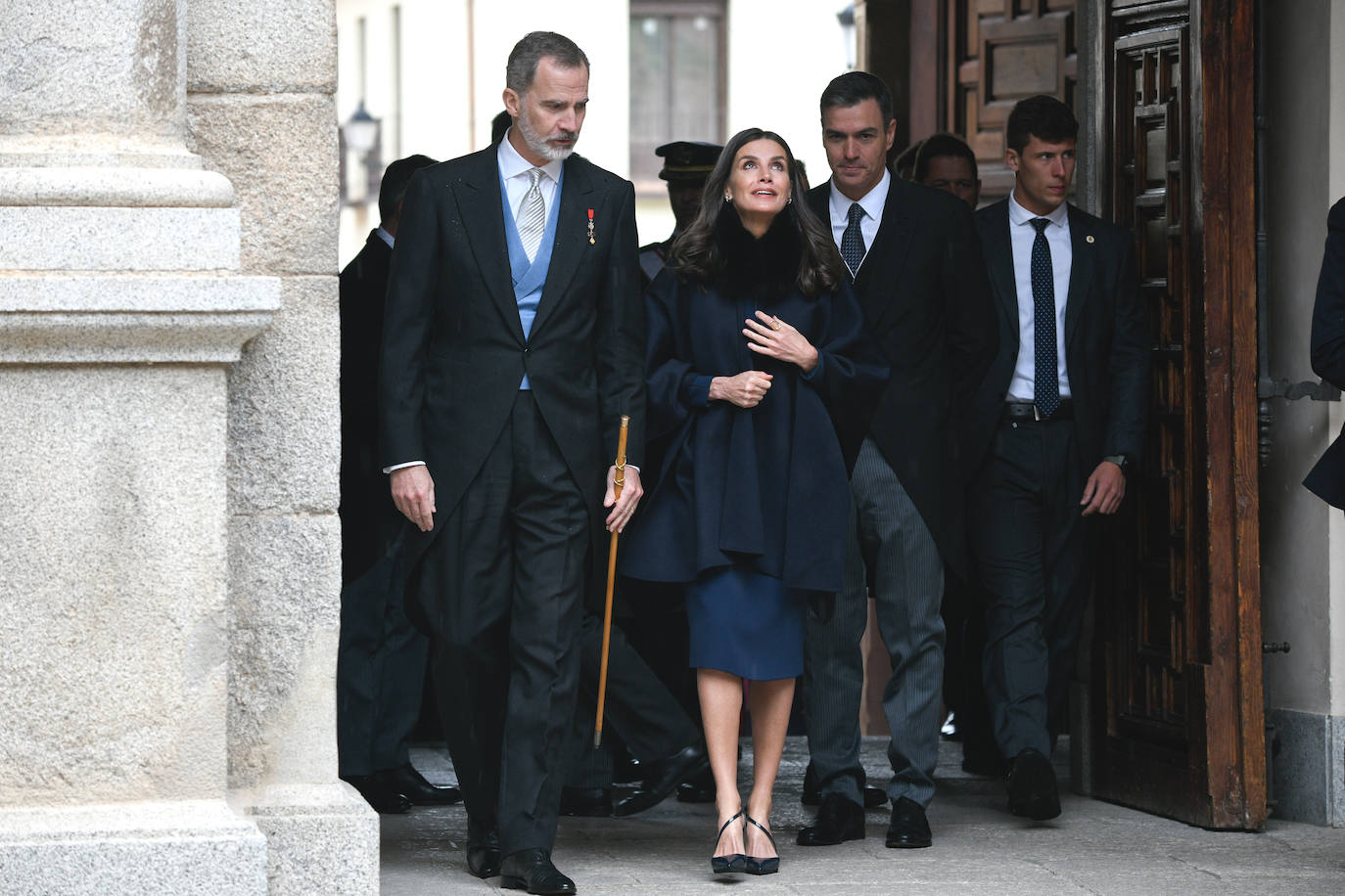 Fotos: La reina Letizia, con un sobrio y entallado vestido azul marino para la entrega de los Premios Cervantes