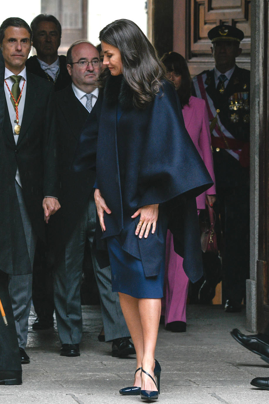 Fotos: La reina Letizia, con un sobrio y entallado vestido azul marino para la entrega de los Premios Cervantes